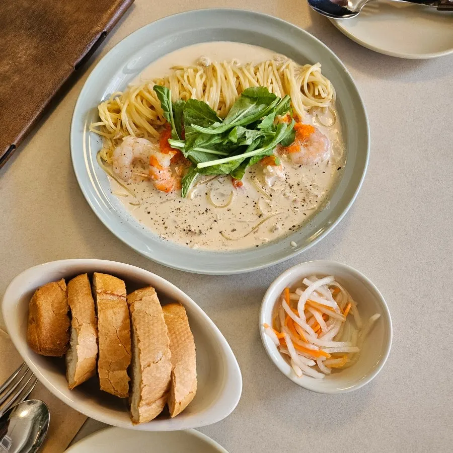 A plate of red shrimp pasta at Oseuseu