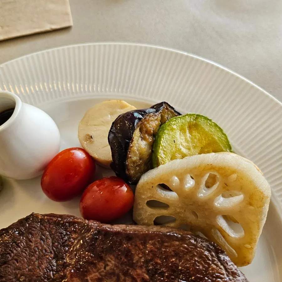 Oseuseu steak served with horseradish and fresh wasabi