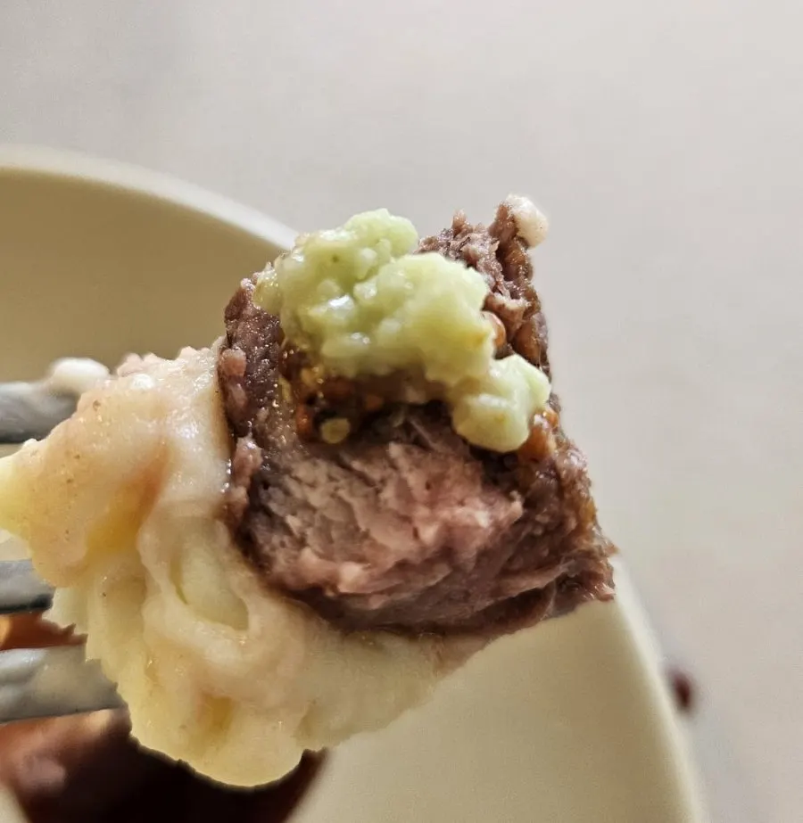Cross-section of the medium-cooked skirt steak