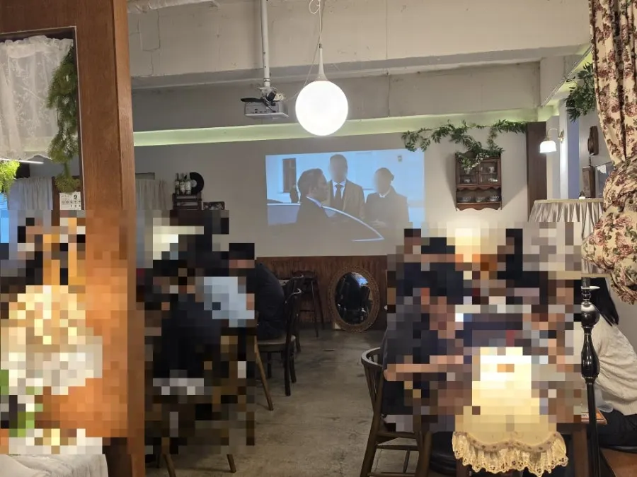 차분한 분위기의 오스스 홀 좌석