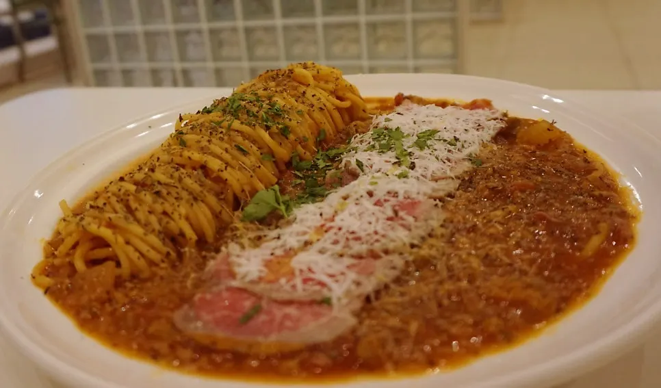Plato de pasta de ternera con tomate