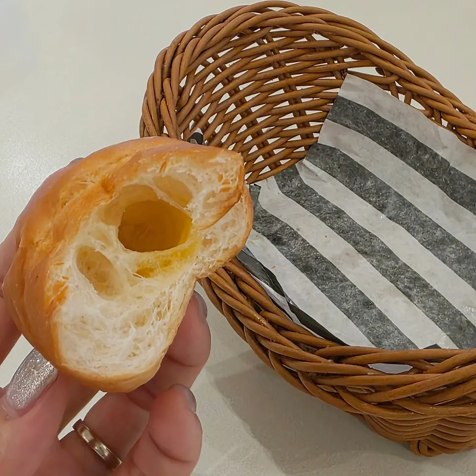Pan de sal servido caliente antes del plato