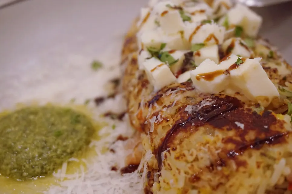 Pilaf de queso con verduras crujientes