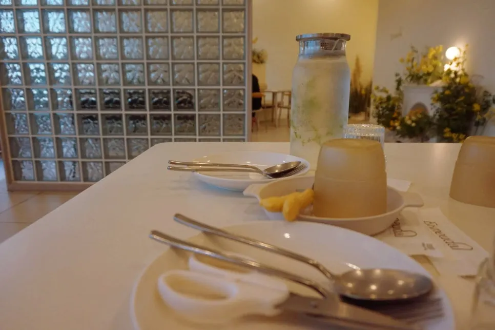 Atención cálida y detallista durante la comida