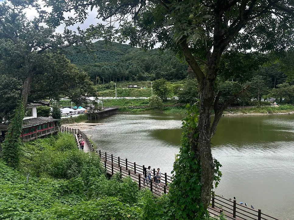 Café outdoor garden and reservoir view