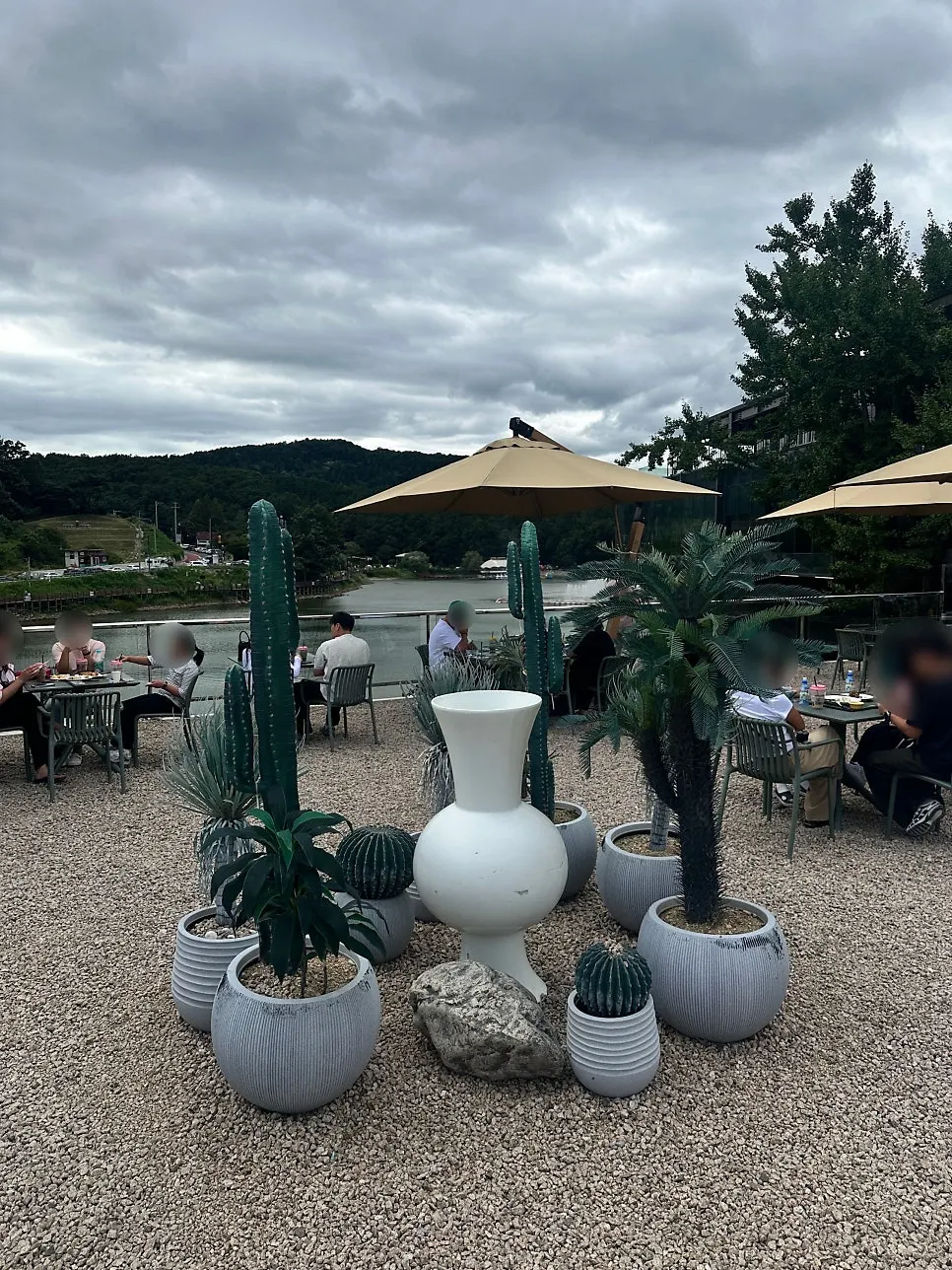 Drinks and dessert enjoyed at a Pocheon café