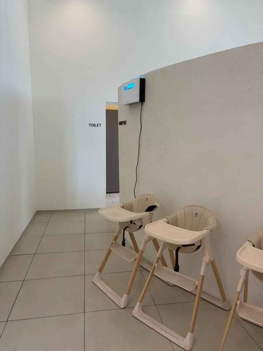 Toilet dalam ruangan dan area kursi bayi di Eoneu Dal
