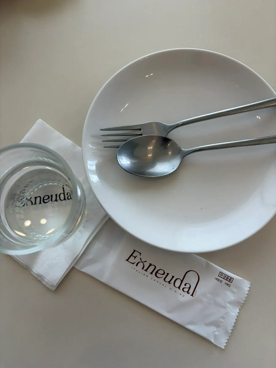 Meja yang diberikan di Eoneu Dal