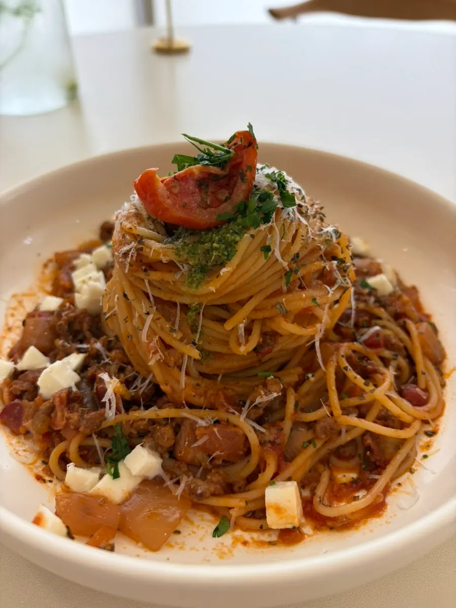 Basil tomato pasta dengan porsi banyak
