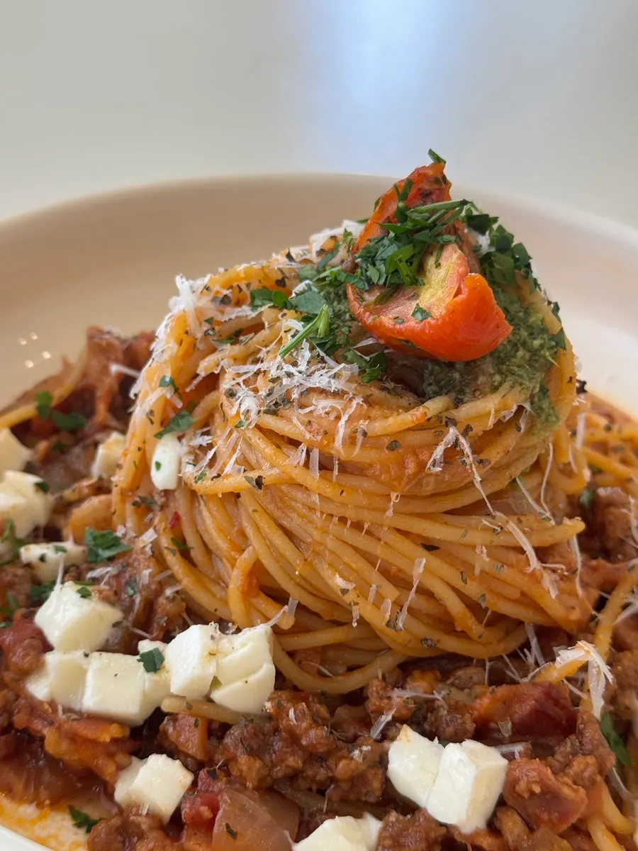 Basil tomato pasta dengan taburan daging cincang sapi