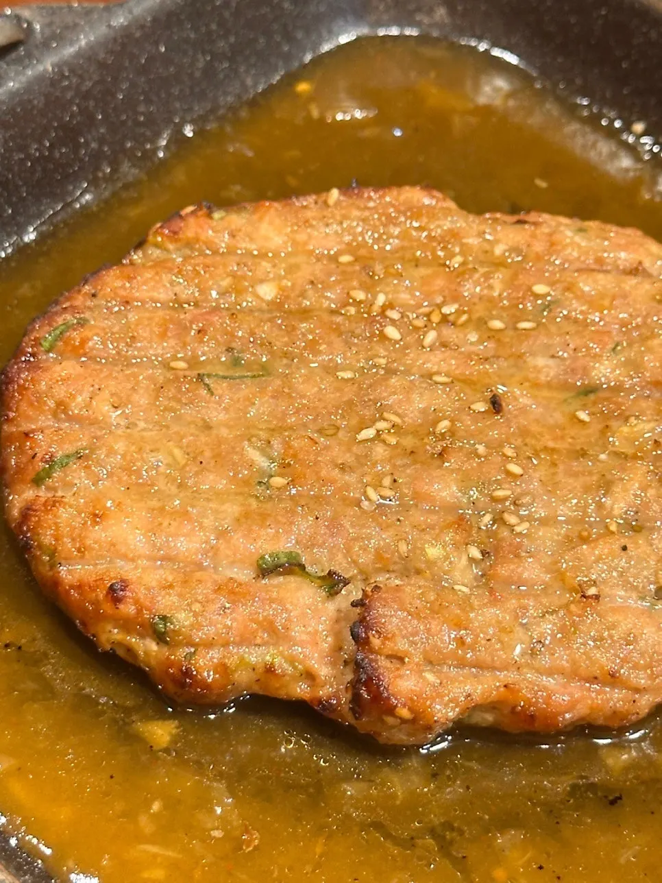 두툼한 수제 떡갈비 한 덩이