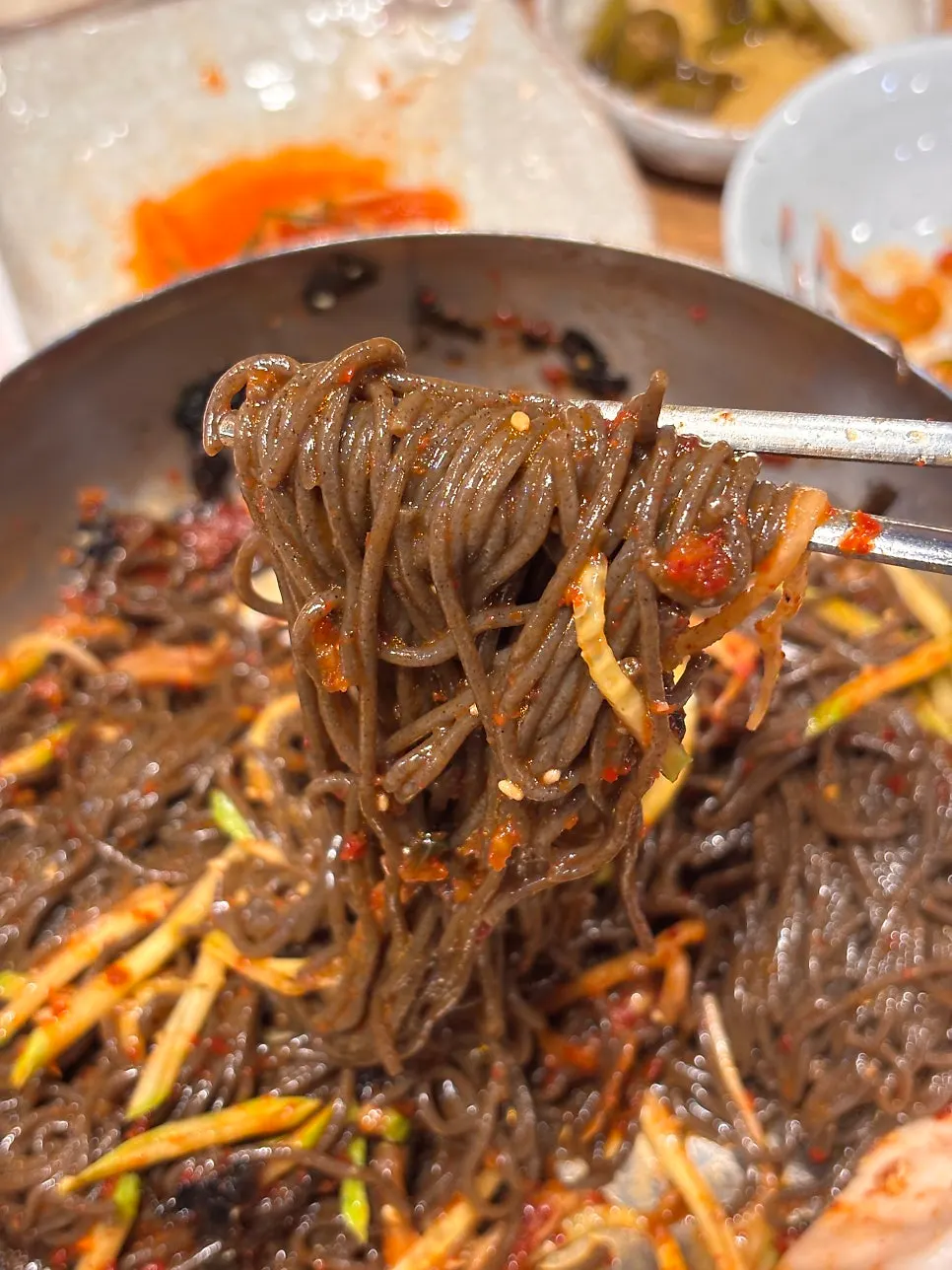 편육 올라간 비빔막국수