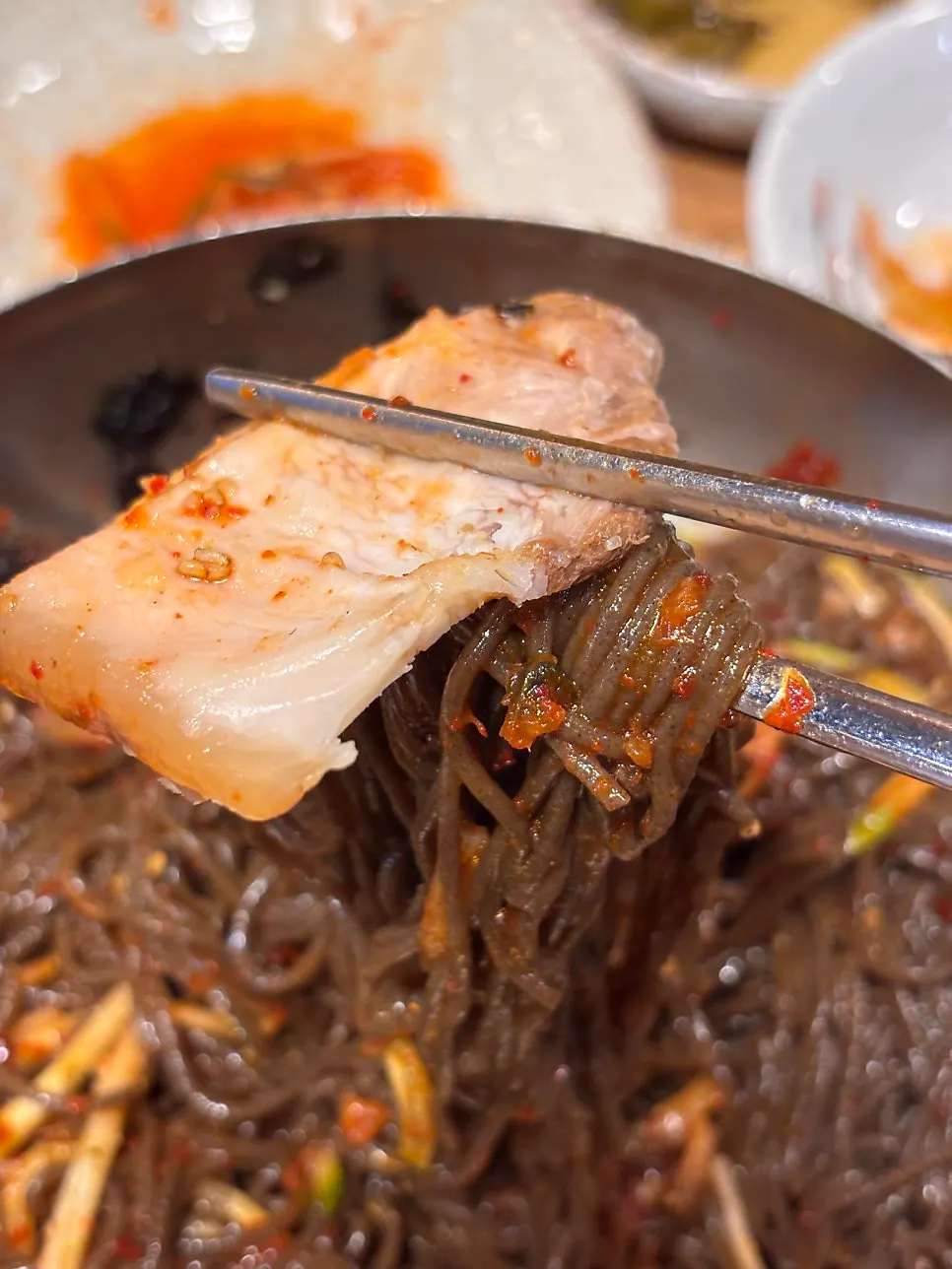 비벼놓은 비빔막국수 면발