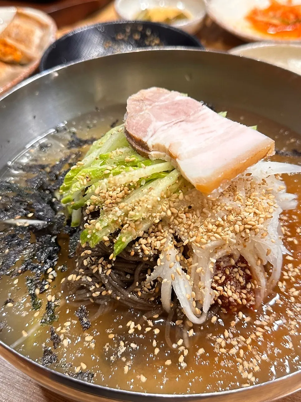 양념장 올라간 물막국수 육수