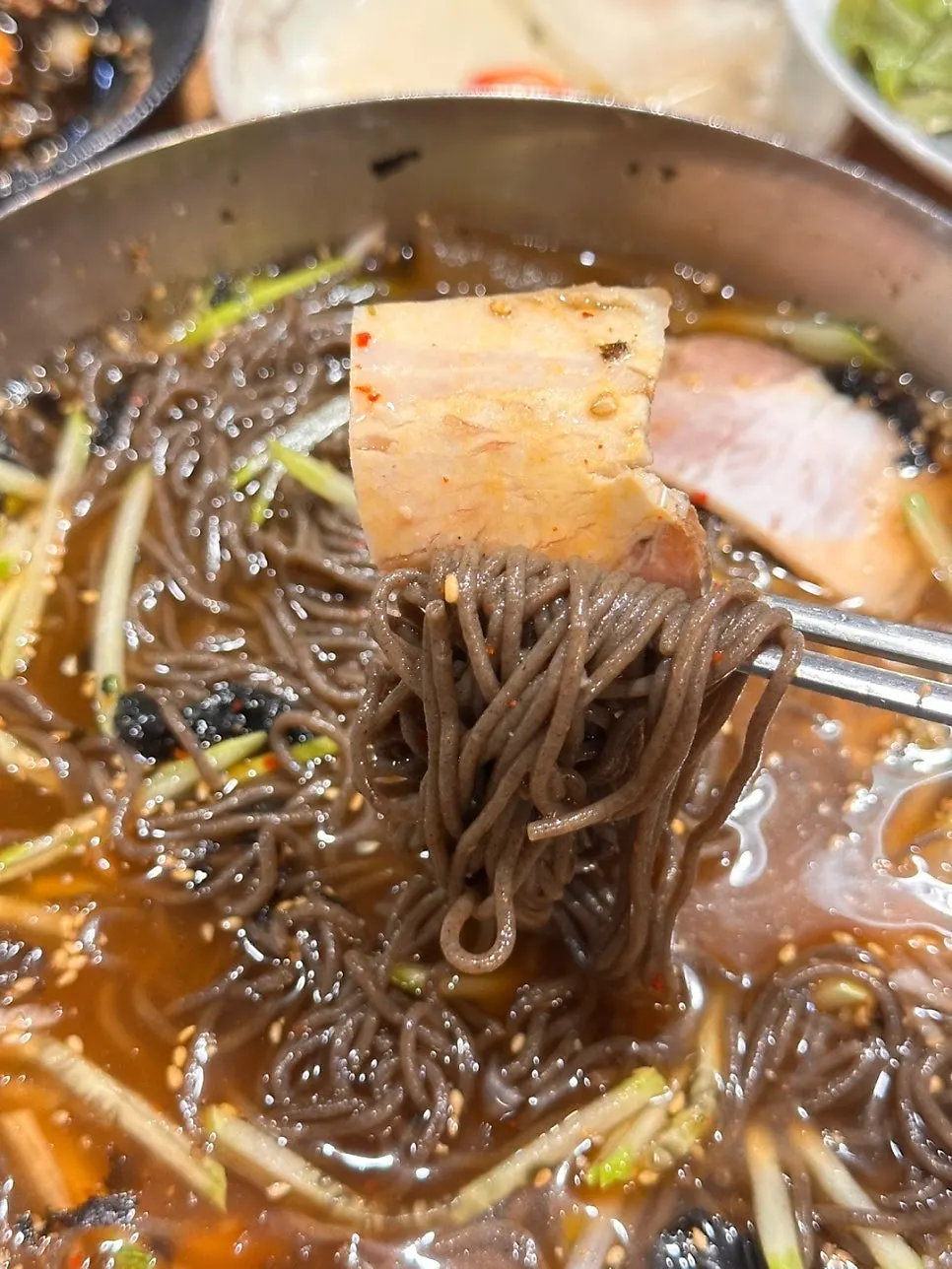 물막국수 면발을 들어올린 모습