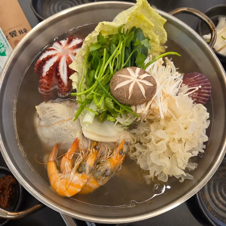 깊은 냄비에 담긴 해신탕