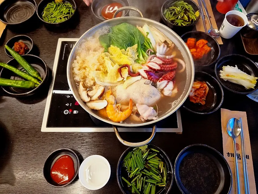 Haepum Haesintang served in a large pot