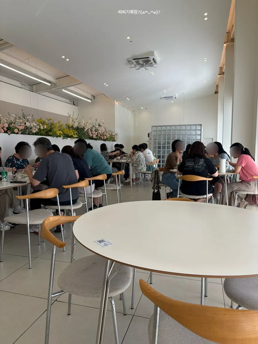 Busy interior seating at Eoneu Dal restaurant