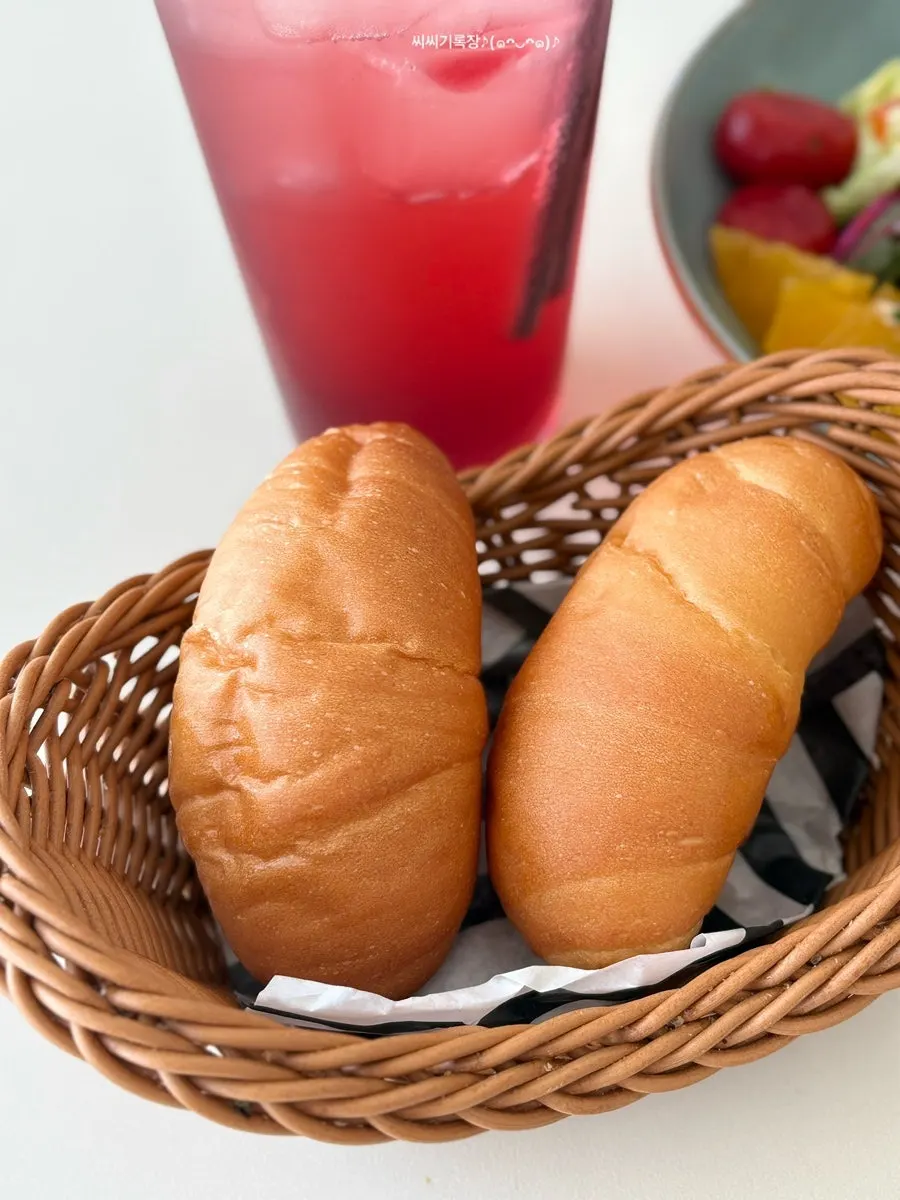 Salt bread and omija ade served at Eoneu Dal