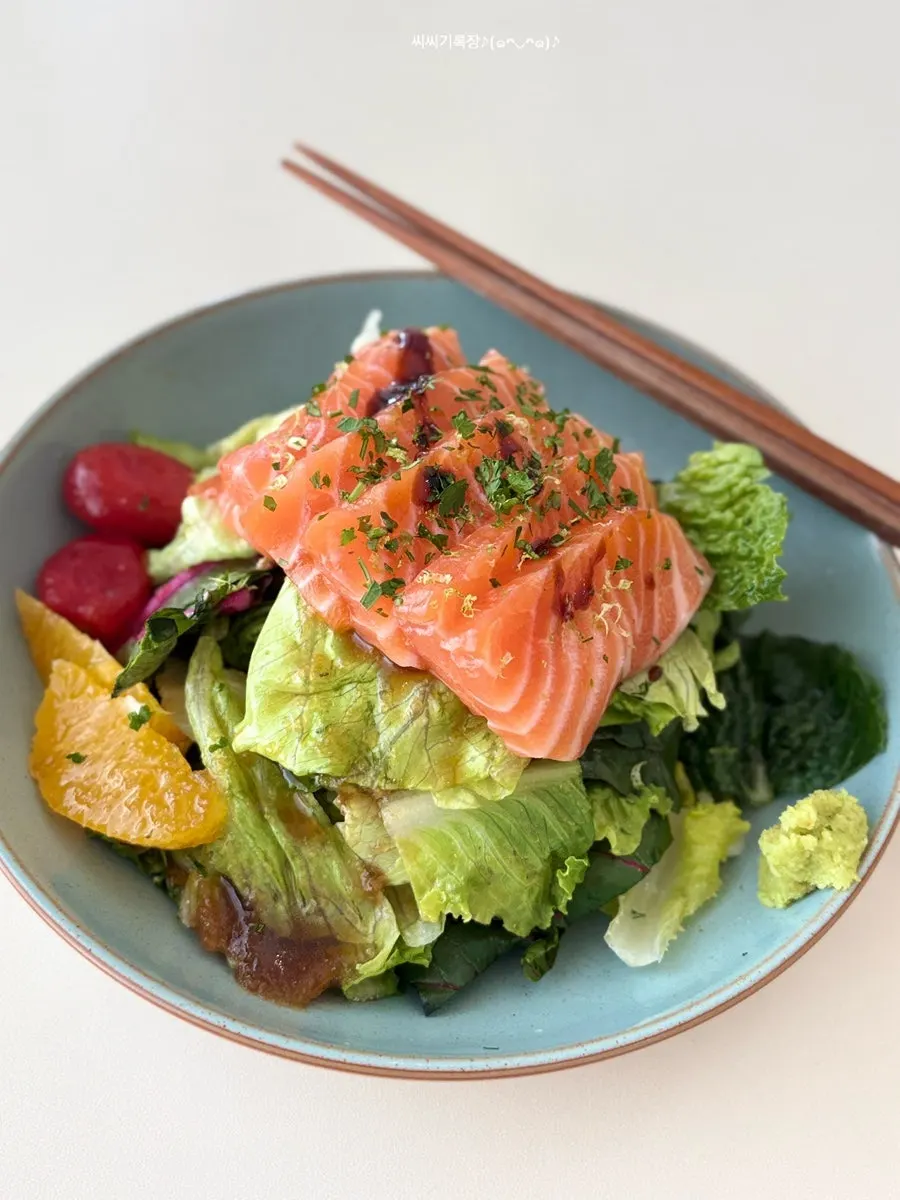 Eoneu Dal's signature salmon salad, M size