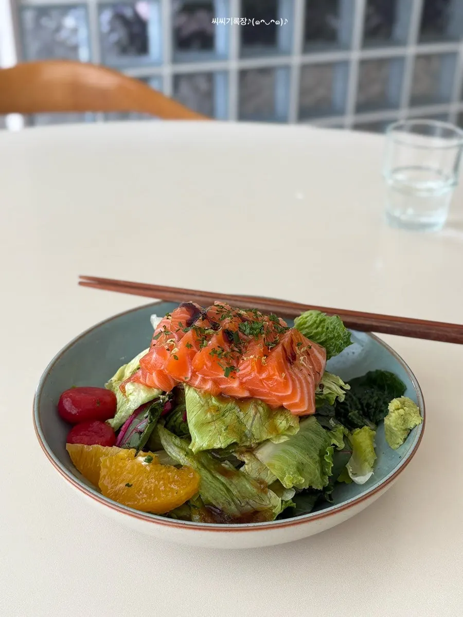 Salmon salad topped with thick salmon pieces