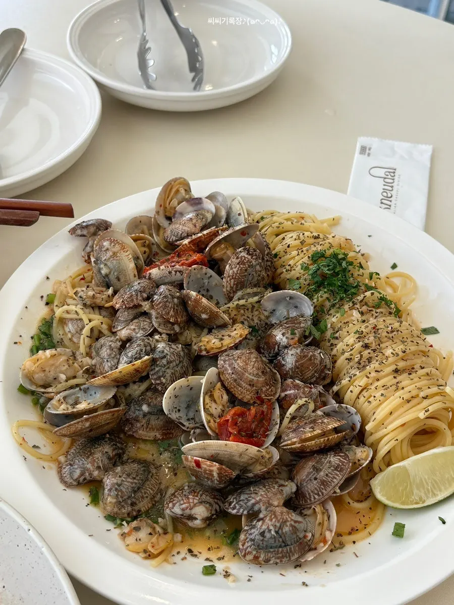 Eoneu Dal's vongole pasta piled high with clams