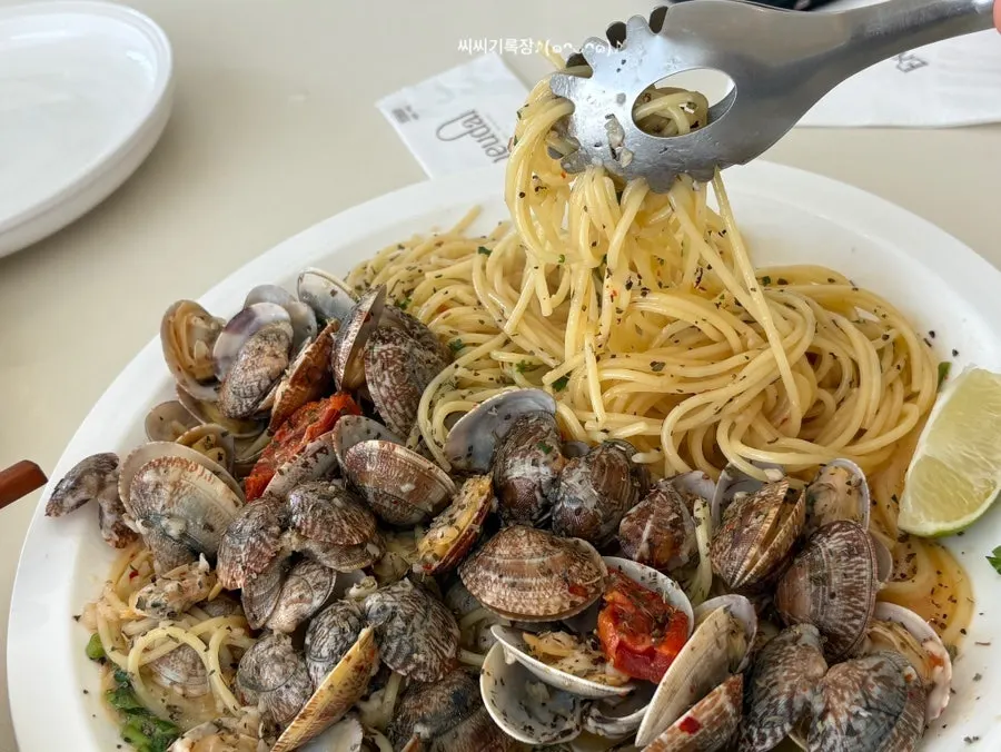 Close-up of vongole pasta with domestic clams