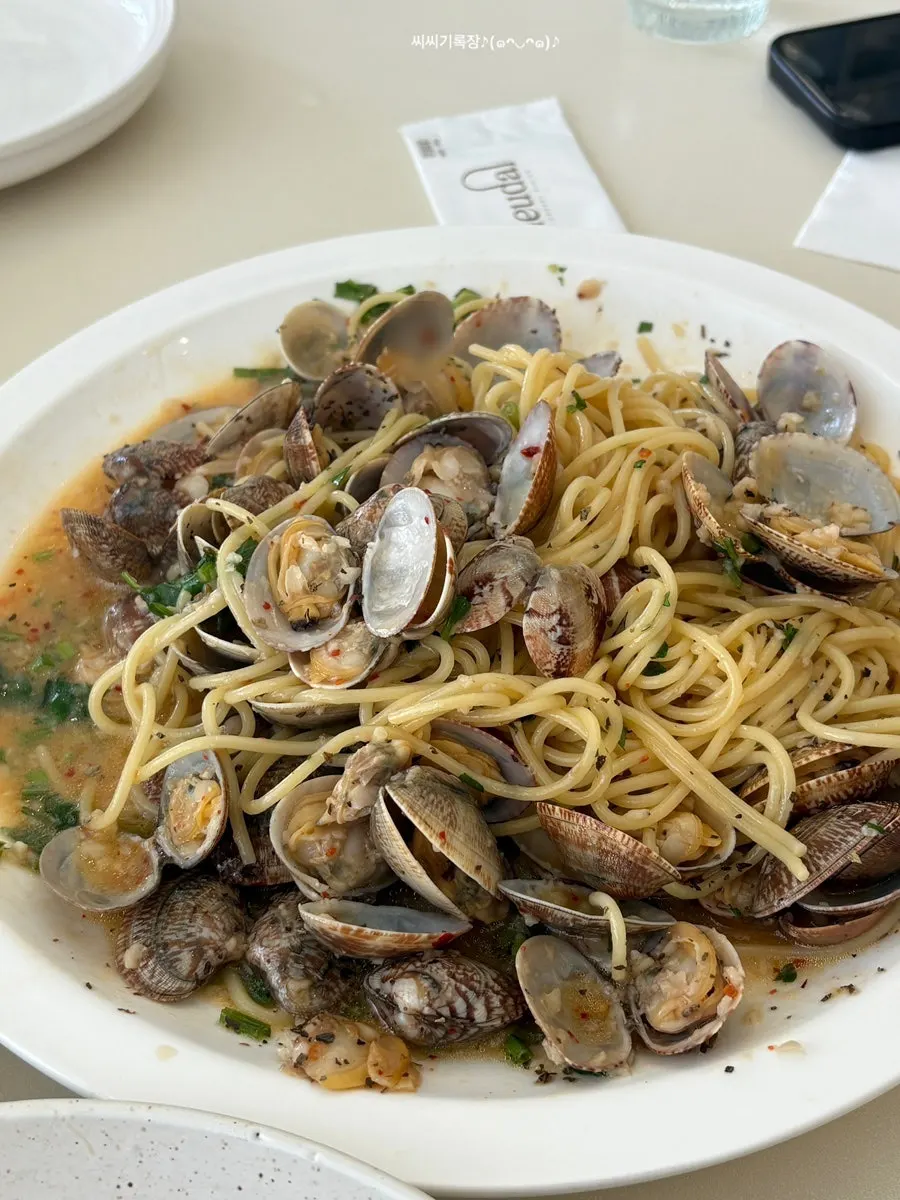 Minari and oil sauce inside the vongole pasta