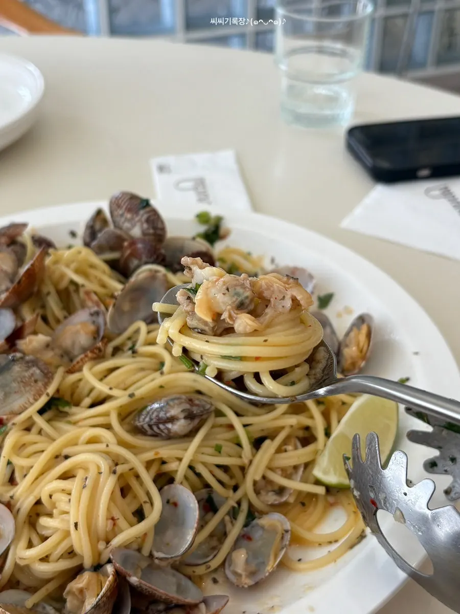 Vongole pasta noodles wrapped around a fork