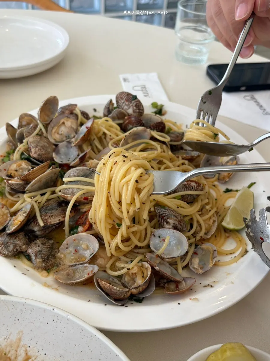 A bite of vongole pasta coated in sauce