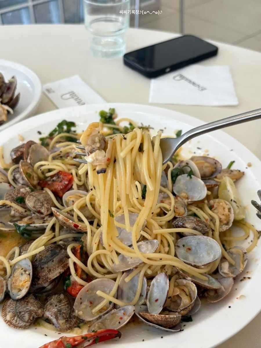 Shelled clams and the oil-based broth