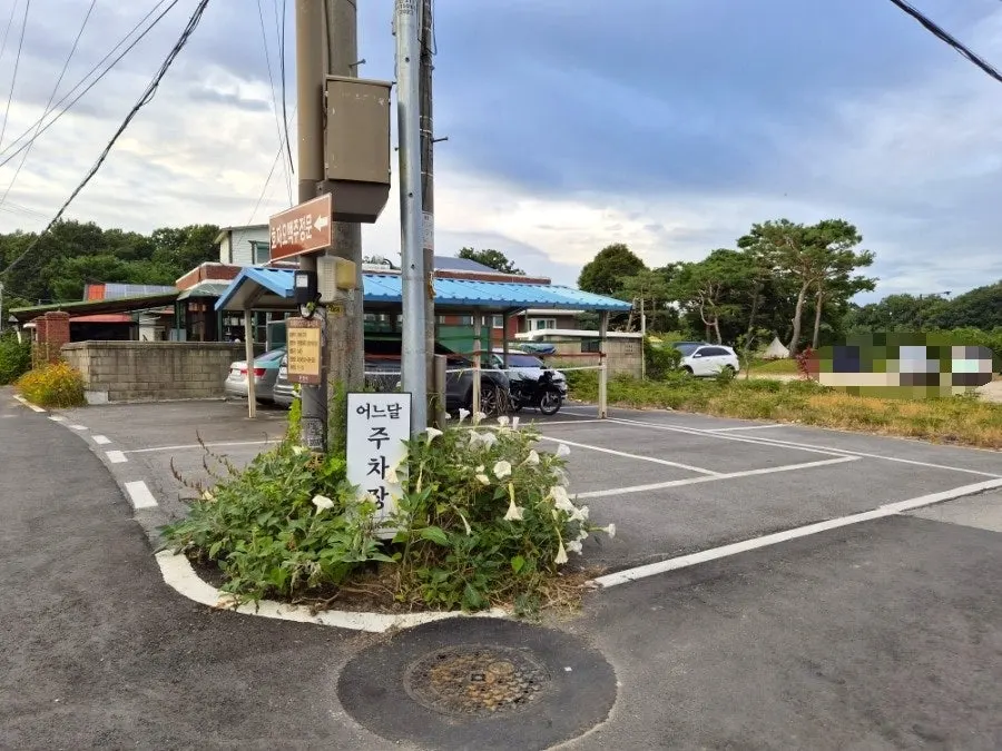 Parking space in front of Eoneu Dal restaurant