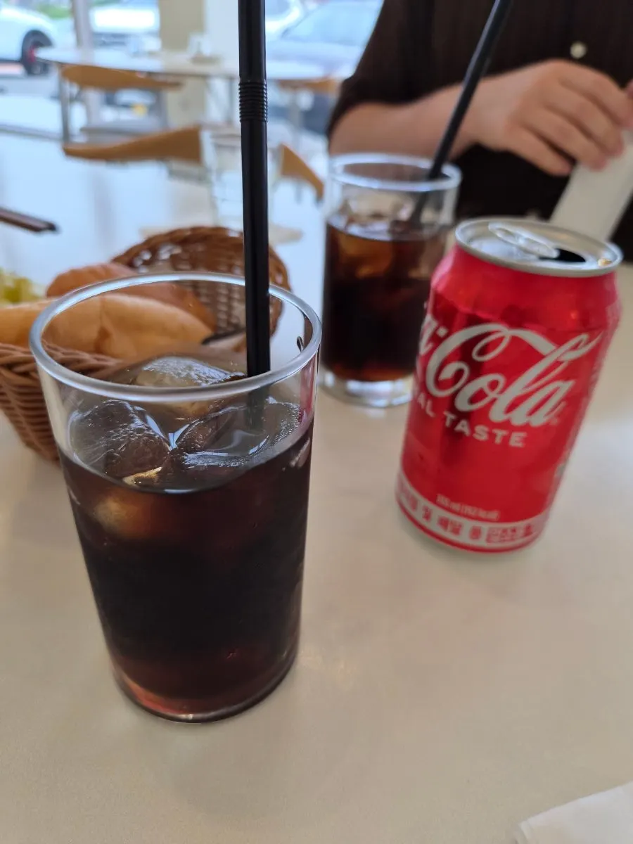 Pre-meal bread and drink setting