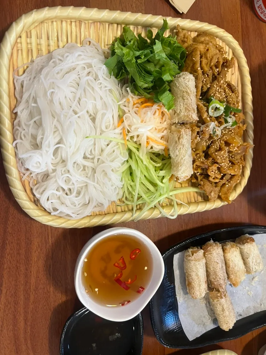 Rice noodles topped with brisket and bean sprouts