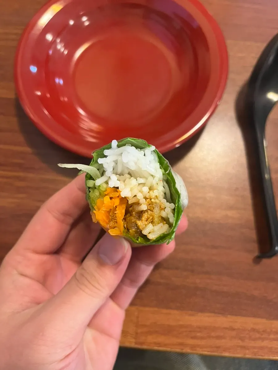 Dipping Phodam cha gio into sauce