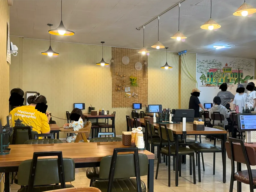 Phodam interior with lunchtime customers