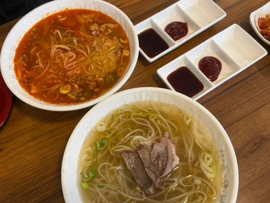 Two bowls of Phodam pho on the table