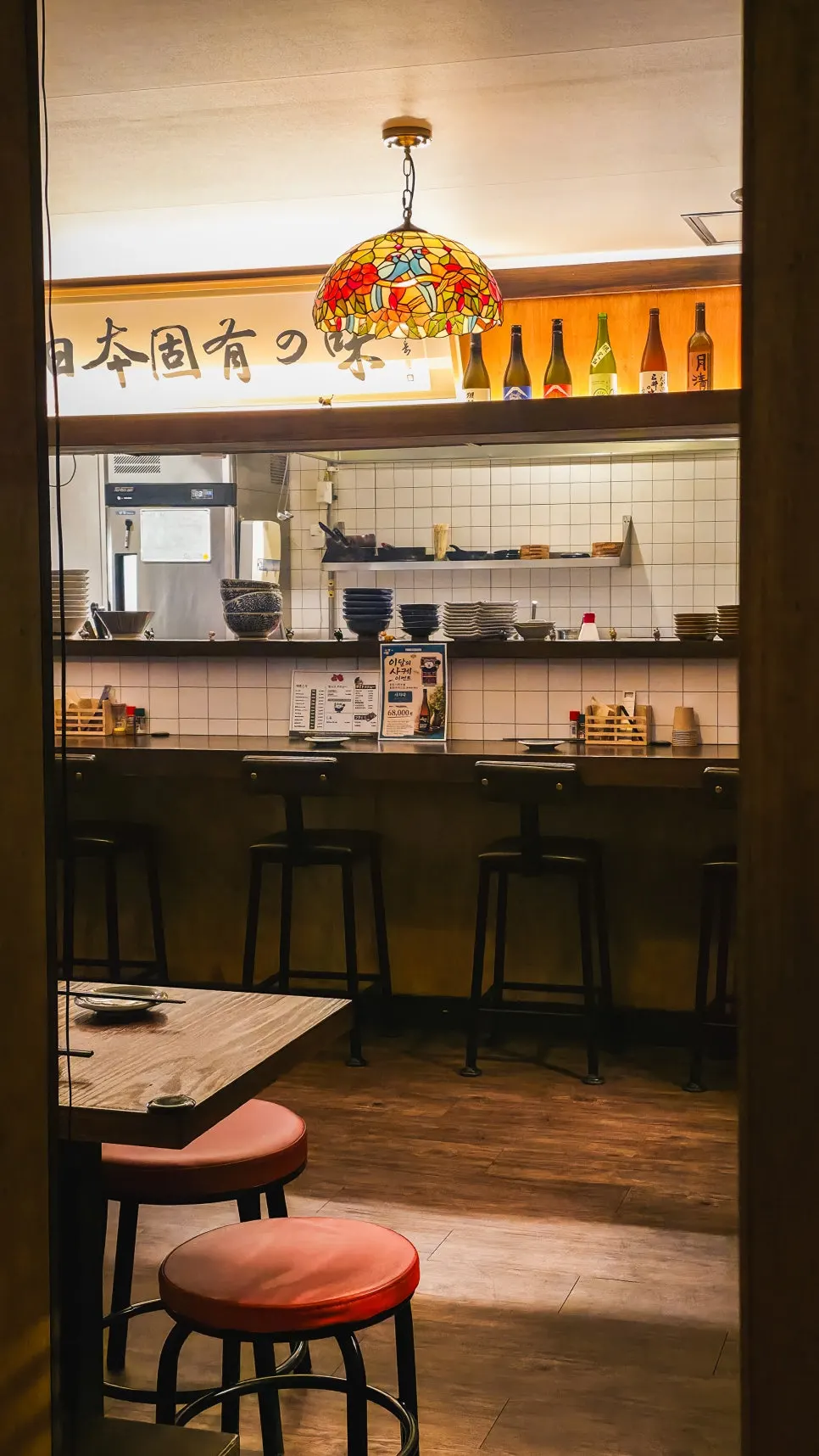 Night view of Yomo, an izakaya near the Cheolgilsup railway park in Pohang