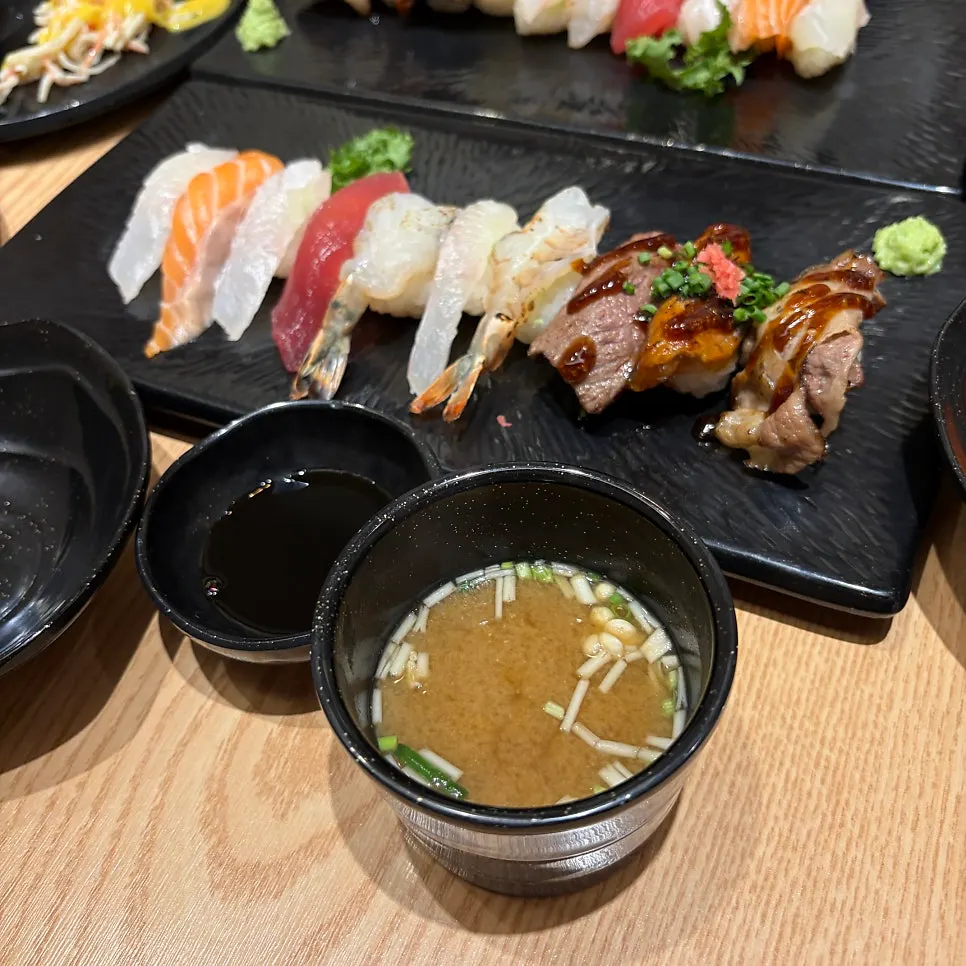 10 pieces of Domo Assorted Sushi