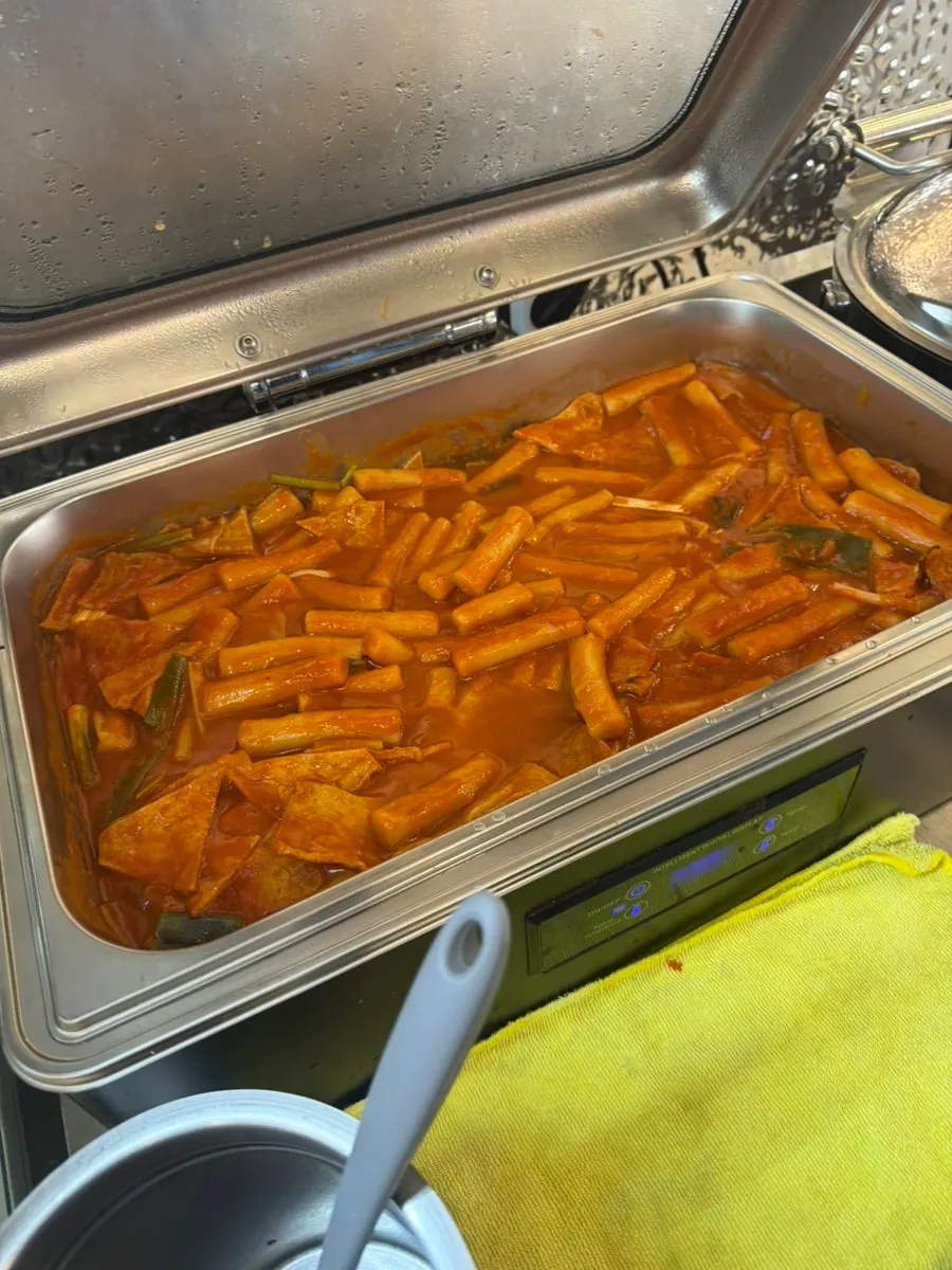 보온용기에 담긴 셀프바 떡볶이