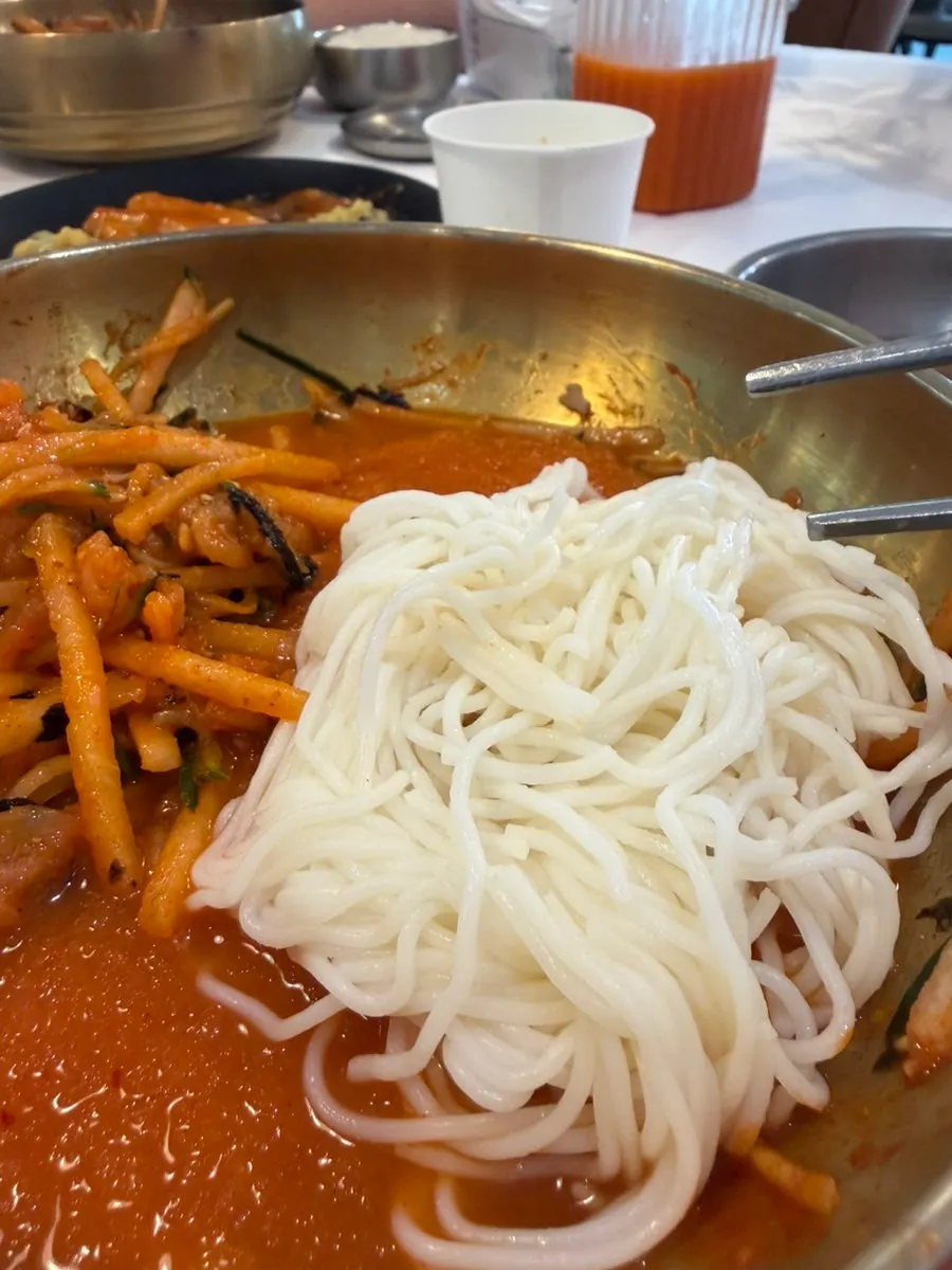 육수를 부어 소면을 푼 물회 국수