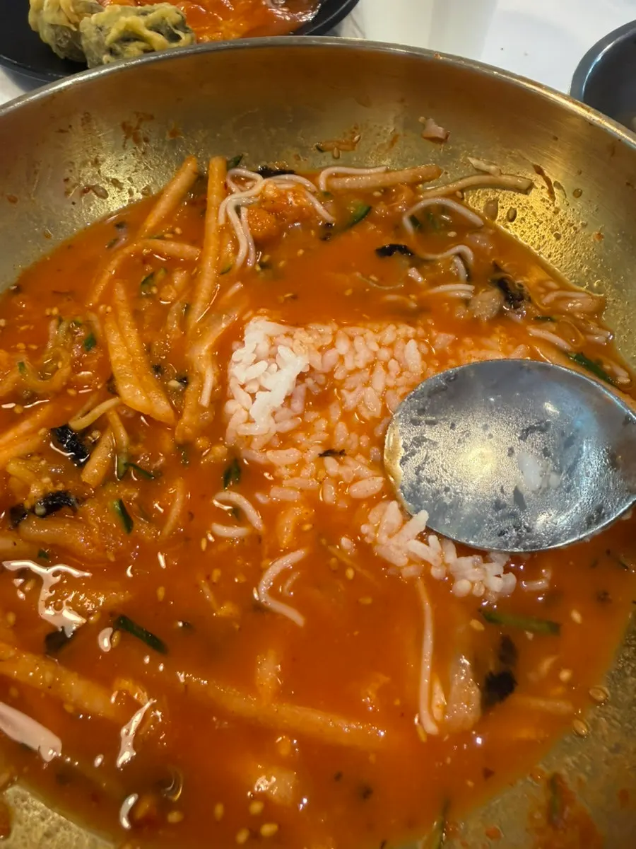 물회에 밥을 말아 마무리한 모습