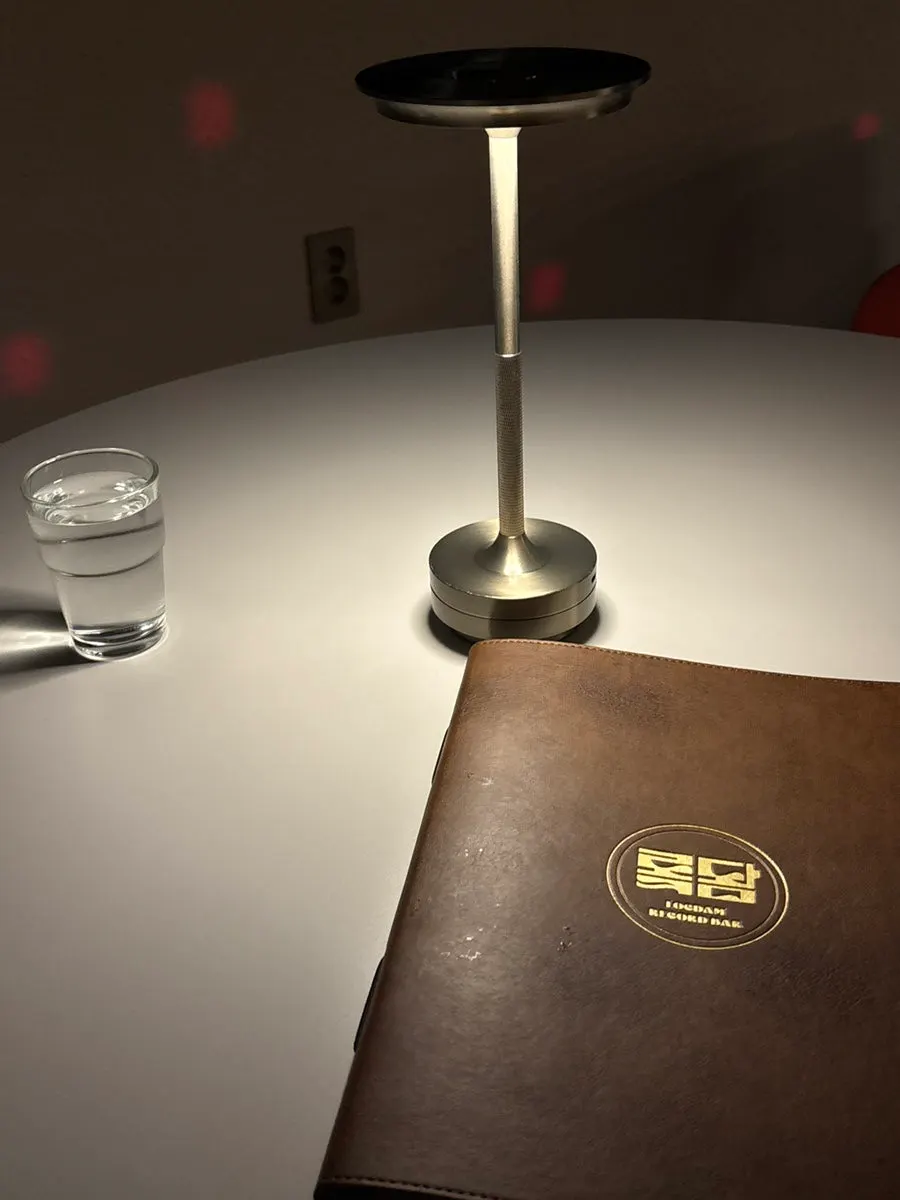 Table seating with a wireless lamp