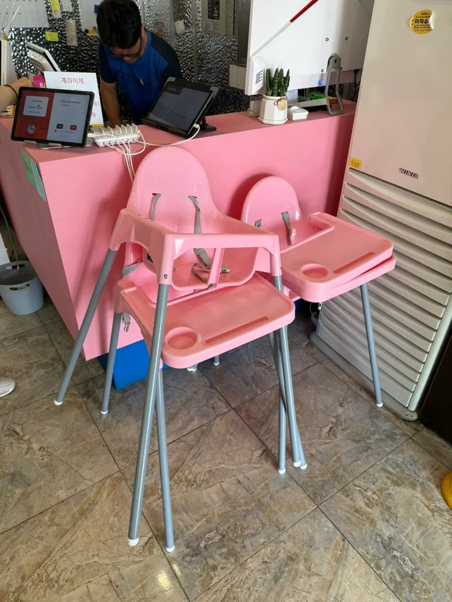Pink accent interior inside Ppwang Mulhoe