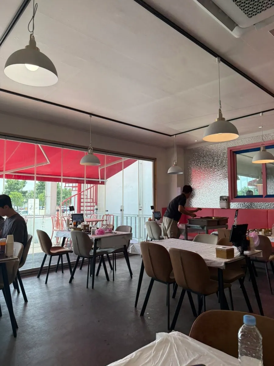Interior and table setting at Ppwang Mulhoe