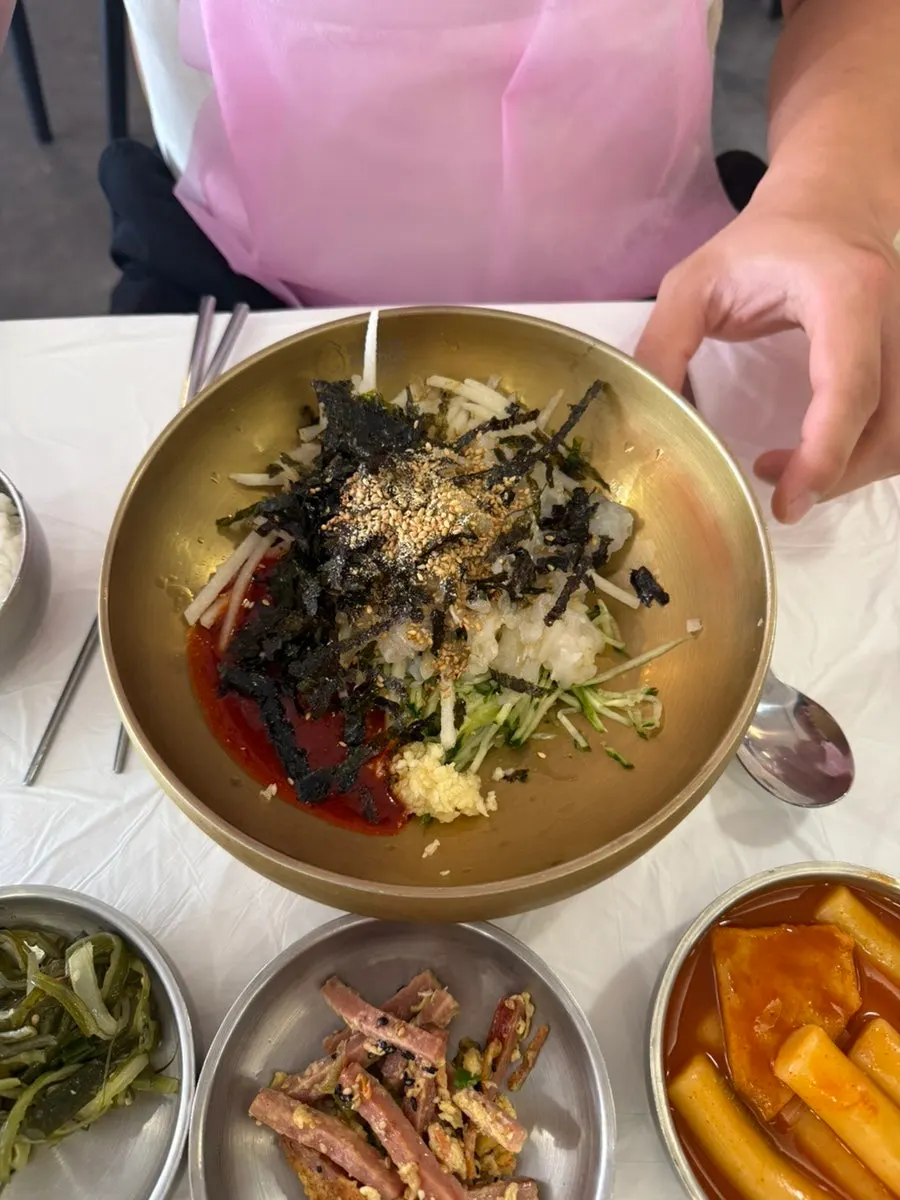 Ppwang Mulhoe 3-combo with slushy iced broth poured in