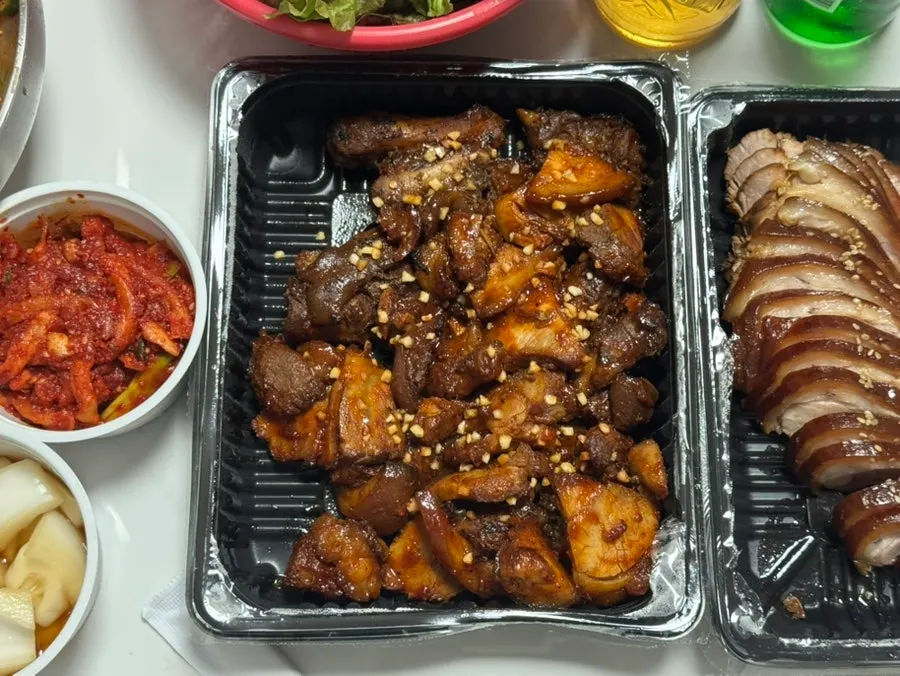 족발과 쌈 채소를 차린 상