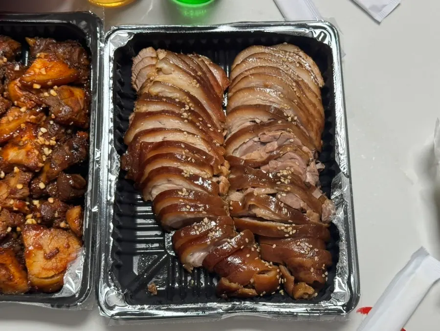 양념이 올라간 불족발