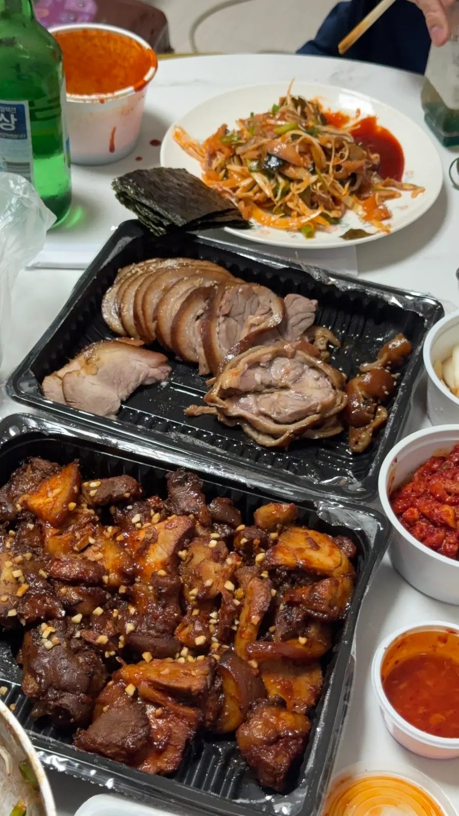 족발과 막회를 함께 차린 술상