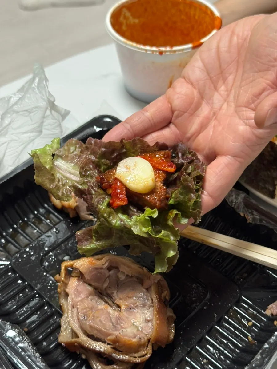 남은 족발과 안주 접시